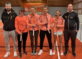 Die NBV-Damen, Gina Dittmann, Lauren Wagenaar, Isabel Heupgen und Ana Sovilj, konnten sich über einen Zu-Null-Erfolg freuen; hier mit ihren Trainern Tom Schönenberg (l.) und Mark Joachim.