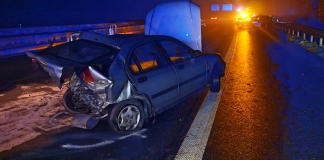 So sah eines der beteiligten Autos nach dem Unfall in dieser Nacht auf der A 52 aus. Foto: Feuerwehr Ratingen