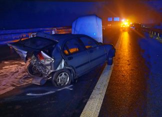 So sah eines der beteiligten Autos nach dem Unfall in dieser Nacht auf der A 52 aus. Foto: Feuerwehr Ratingen