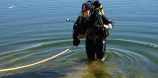 Die Feuerwehr hat den Grünen See auch mit Tauchern abgesucht: Bisher ohne Ergebnis. Foto: Feuerwehr Ratingen