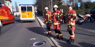 Die Feuerwehr wurde gerufen, um ausgelaufene Betriebsstoffe abzustreuen.Für die Kollegen der diensthabenden Wachgruppe war dies der erste Einsatz mit neuer Schutzkleidung. Denn seit Freitag wird sukzessive jede Einsatzkraft (beruflich und ehrenamtlich) der Feuerwehr Velbert mit neuer, moderner und den aktuellen Sicherheitsanforderungen entsprechender Schutzkleidung ausgestattet. Foto: Feuerwehr