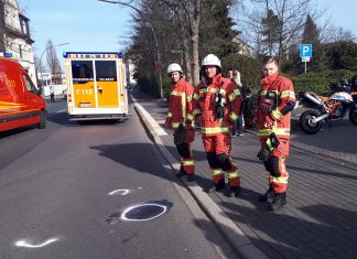 Die Feuerwehr wurde gerufen, um ausgelaufene Betriebsstoffe abzustreuen.Für die Kollegen der diensthabenden Wachgruppe war dies der erste Einsatz mit neuer Schutzkleidung. Denn seit Freitag wird sukzessive jede Einsatzkraft (beruflich und ehrenamtlich) der Feuerwehr Velbert mit neuer, moderner und den aktuellen Sicherheitsanforderungen entsprechender Schutzkleidung ausgestattet. Foto: Feuerwehr