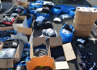 Die Plagiate mussten mithilfe eines extra dafür herbeigerufenen "Sprinters" abtransportiert werden. Foto: Polizei