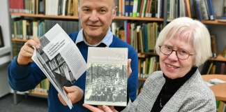 Christoph Schotten und Jutta Scheidsteger mit dem neuen Band der Historischen Beiträge. Foto: Mathias Kehren