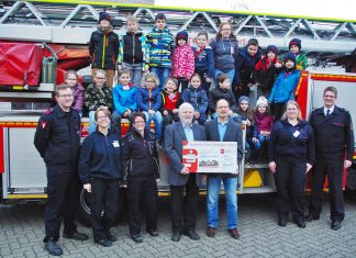 Daniel Soltysiak (Stadt-Kinderfeuerwehrwart), Tanja Irländer und Melanie Keller (Betreuerinnen), Hans-Jürgen Schneider (1. Vorsitzender Bürgerverein), Klaus Kunz (2. Vorsitzender Bürgerverein), Natalie Nettelbeck (stellvertretende Stadt-Kinderfeuerwehrwartin), Tobias Flentje-Meier (stellvertretender Leiter der Feuerwehr Velbert) bei der Spendenübergabe. Foto: Reinhard Lüdeke