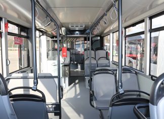 Die Innenraumgestaltung der Solaris-Gelenkbusse: Schlicht, aber elegant. Foto: André Volkmann