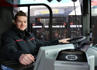 Für ihn ein Traumberuf: Azubi Tobias Glandien freut sich darauf, die umweltfreundlichen Gelenkbusse durch die Städte zu fahren. Foto: André Volkmann