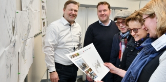 Olaf Deistler, Arnd Sulimma (v.l.) und Silke de Roode (r.) hatten zu einem Infonachmittag eingeladen. Dieter und Rita Eschner freuten sich darüber mehr über die geplanten Baumaßnahmen in der Corbygasse zu erfahren. Foto: Mathias Kehren