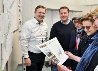 Olaf Deistler, Arnd Sulimma (v.l.) und Silke de Roode (r.) hatten zu einem Infonachmittag eingeladen. Dieter und Rita Eschner freuten sich darüber mehr über die geplanten Baumaßnahmen in der Corbygasse zu erfahren. Foto: Mathias Kehren