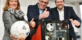 Elke Klingbeil (Lebenshilfe), Lars Glindemann (Ford Jungmann) und Michael Ratz (Wobau) wollen die Lebenshilfe-Fußballer zu den Weltspielen in Berlin bringen. Foto: Mathias Kehren
