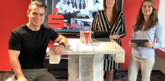 Joel Vella, Carolin Schulte und Stefanie Wieland aus dem Team der Velberter Aha!-Filiale beantworten Fragen zum Internet-Banking. Foto: Sparkasse