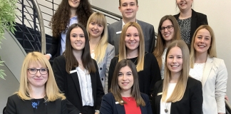 Ausbildungsleiterin Jessica Plante (vorn links) mit (1. Reihe) Laura Lo Bue, Pia Krautz (2. Reihe) Franziska Storch, Lisa Stawiarski, Anna Zoschke (3. Reihe) Maike Frede, Luana Leucci (4. Reihe) Aysun Bayramoglu, George Timm, Alina Leverkus Foto: Sparkasse