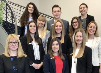 Ausbildungsleiterin Jessica Plante (vorn links) mit (1. Reihe) Laura Lo Bue, Pia Krautz (2. Reihe) Franziska Storch, Lisa Stawiarski, Anna Zoschke (3. Reihe) Maike Frede, Luana Leucci (4. Reihe) Aysun Bayramoglu, George Timm, Alina Leverkus Foto: Sparkasse