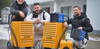 Antonio, Robert und Michael Rivero sorgen dafür, das Räume möglichst schnell trocken werden. Foto: Mathias Kehren