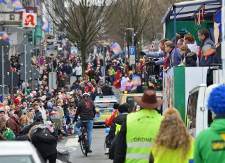 Tausende Jecken säumen jedes Jahr den Rosenmontagszug in Velbert. Archivfoto: Mathias Kehren