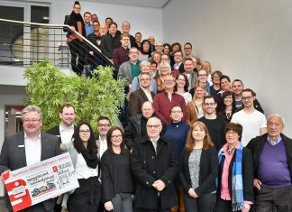 90.000 Euro waren im "Spendentopf", den Sparkassenvorstand Jörg Buschmann (l.vorn) an 29 gemeinnützige Einrichtungen und Vereine in Velbert verteilt hat. Foto: Mathias Kehren