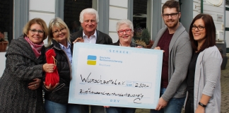 Spendenübergabe in Wülfrath: Martina Reinhard, Bettina Jenning (beide Rentenversicherung), Theo Klingenburg und Gerda Greverath (Wunschzettel), Kai Reinartz und Katharina Fuhrmann (beide Jugend- und Ausbildungsvertretung der Rentenversicherung). Foto: Hans-Joachim Kling