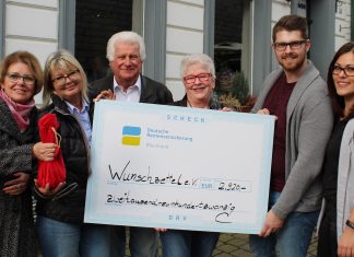 Spendenübergabe in Wülfrath: Martina Reinhard, Bettina Jenning (beide Rentenversicherung), Theo Klingenburg und Gerda Greverath (Wunschzettel), Kai Reinartz und Katharina Fuhrmann (beide Jugend- und Ausbildungsvertretung der Rentenversicherung). Foto: Hans-Joachim Kling