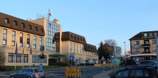 Schneller als gedacht: Die Baumaßnahme auf der Peckhauser Straße wird in Kürze beendet sein - der Verkehr soll ab dem 7. März wieder fließen. Fotos: Hans-Joachim Kling