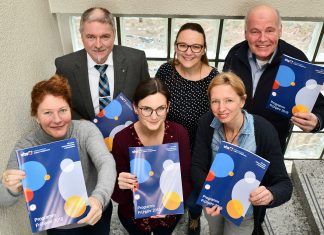 Beate Buchborn, Michael Beck, Anna Herrmann, Laura Jüngst, Susanne Wege und Klaus Schmitz haben das VHS-Kursangebot im Fühjahrssemster vorgestellt. Foto: Mathias Kehren