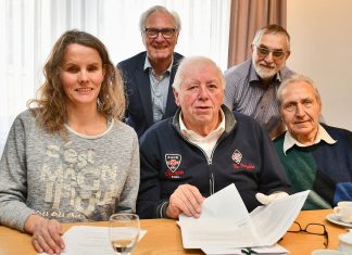 Rebecca Schaefer, Hans-Günter Ostholt, Karl-Heinz Nacke, Dieter Feilen und Heinz Schemken haben das Programm zur sechsten Velberter Operngala vorgestellt. Foto: Mathias Kehren