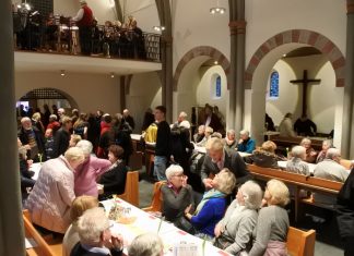 Eröffnung in der Stadtkirche Wülfrath: Die zweiwöchige Vesperkiche hat begonnen. Foto: Frank Wessel/Kirchenkreis Niederberg