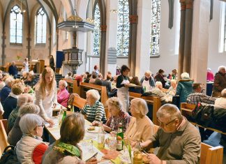 Speis und Trank auf der Kirchenbank. Die Vesperkirche Niederberg war letztes ein großer Erfolg, wie hier im Bild in der Wülfrather Stadtkirche. An diesen wollen die Veranstalter ab dem 26.Januar in der Apostelkirche anknüpfen. Archivfoto: Mathias Kehren