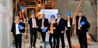Beim Fototermin standen die Velberter Volksbanker noch in einer Baustelle – bald beraten sie hier in modernen Räumen ihre Kunden (von links): Claudia Rübsteck (Firmenkundenreferentin), Anna Siegers, Harald Thiemann, Filialleiter Markus Lettieri, Jessica Brinder, Firmenkundenbetreuer Markus Krix, AnnaCarina Gorris, Firmenkundenbetreuer Rüdiger Möller. Foto: Volksbank