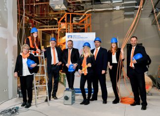 Beim Fototermin standen die Velberter Volksbanker noch in einer Baustelle – bald beraten sie hier in modernen Räumen ihre Kunden (von links): Claudia Rübsteck (Firmenkundenreferentin), Anna Siegers, Harald Thiemann, Filialleiter Markus Lettieri, Jessica Brinder, Firmenkundenbetreuer Markus Krix, AnnaCarina Gorris, Firmenkundenbetreuer Rüdiger Möller. Foto: Volksbank