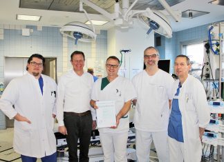 Dr. med. Ingo Wallert (Chefarzt der Zentralen Notaufnahme), Dr. Niklas Cruse (Klinikgeschäftsführer), Dr. med. Peter Riess (Chefarzt der Klinik für Orthopädie und Unfallchirurgie), Dr. med. Klaus Freudewald (Leitender Oberarzt der Klinik für Orthopädie und Unfallchirurgie) und Sascha Marquardt (Oberarzt Zentrale Notaufnahme) freuen sich über die Zertifizierung. Foto: Helios-Klinikum