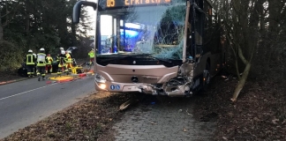 Ein schwerer Verkehrsunfall hat sich in Erkrath ereignet: Dort kollidierte ein Auto mit einem Linienbus. Foto: Feuerwehr Erkrath