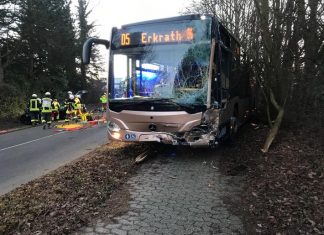 Ein schwerer Verkehrsunfall hat sich in Erkrath ereignet: Dort kollidierte ein Auto mit einem Linienbus. Foto: Feuerwehr Erkrath