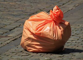 Ein Müllsack liegt auf der Straße. Foto: pixabay