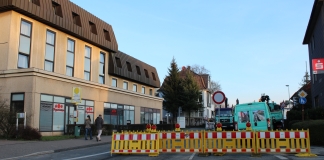 Wasserrohrbruch auf der Peckhauser Straße in Mettmann, vor dem Wyndham Garden Hotel: Die Straße ist vollständig gesperrt. Foto: Hans-Joachim Kling