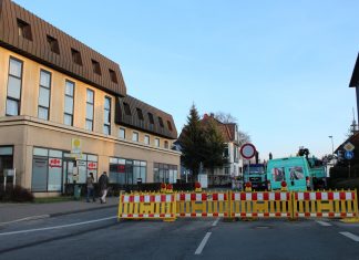 Wasserrohrbruch auf der Peckhauser Straße in Mettmann, vor dem Wyndham Garden Hotel: Die Straße ist vollständig gesperrt. Foto: Hans-Joachim Kling