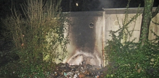 Bei den Mülltonnenbränden in Haan sind auch ein Haus und eine Garage beschädigt worden. Foto: Polizei
