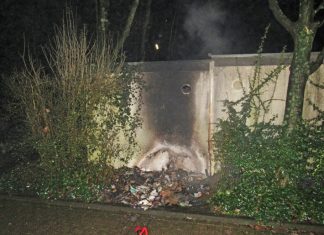 Bei den Mülltonnenbränden in Haan sind auch ein Haus und eine Garage beschädigt worden. Foto: Polizei