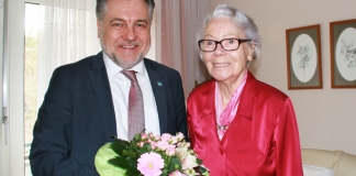 Bürgermeister Thomas Dinkelmann gratuliert Elfriede Brüsewitz zu ihrem 103. Geburtstag. Foto: Kreisstadt Mettmann