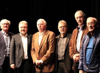 Horst-Günther Ostholt (Velberter Männerchorgemeinschaft), Bürgermeister Thomas Dinkelmann, Veranstalter Karl-Heinz Nacke, Christoph Erven (Mettmanner Bauverein), Dr. Richard Bauer und Detmar von Foerster (beide Hochdahler Chöre) freuen sich auf die 11. Mai-Gala. Foto: André Volkmann