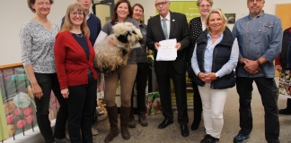 Landrat Thomas Hendele (m.) hat Urkunden an die ausgezeichneten Betriebe übergeben. Foto: Kreis Mettmann