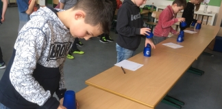 Beim "Sport Stacking" konnten die Schüler ihre Geschicklichkeit unter Beweis stellen. Foto: Lindenschule
