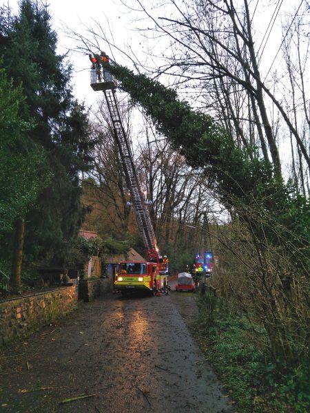 Bei diesem Einsatz an der Frankfurter Straße brauchte die Feuerwehr die Drehleiter.