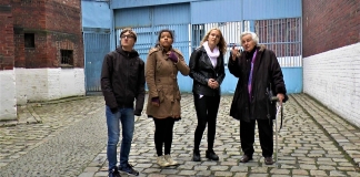 Anita Lasker-Wallfisch (r.) trifft im Gefängnis in Warschau im Rahmen eines Workshops auf Jugendliche. Foto: Privat