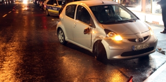 Mit diesem Toyota Aygo fuhr die betrunkene Fahrerin in ein geparktes Auto. Foto: Polizei