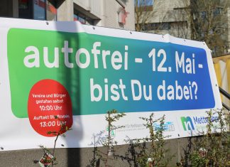 Dieses großformatige Banner vor der Filiale der Kreissparkasse am "Jubi" weist auf die Aktion hin. Foto: André Volkmann