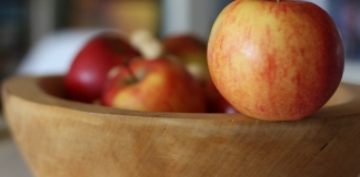 Äpfel liegen griffbereit in einer Schale. Foto: André Volkmann