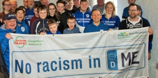 Mit diesem Banner setzen Sportvereine (im Bild der Radsportverein Edelweiß) aus dem Kreisgebiet ein Zeichen gegen Rassismus. Foto: Radsportverein Edelweiß