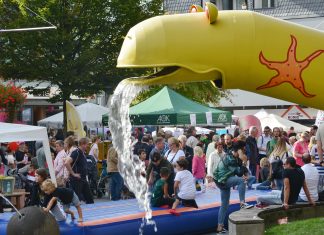 Das Schlangenfest findet traditionell mitten in der Velberter Fußgängerzone statt. Archivfoto: Mathias Kehren
