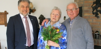 Im Namen von Rat und Verwaltung gratulierte Bürgermeister Thomas Dinkelmann Brigitte und Otto Syperek zur Diamantenen Hochzeit. Foto: Kreisstadt Mettmann