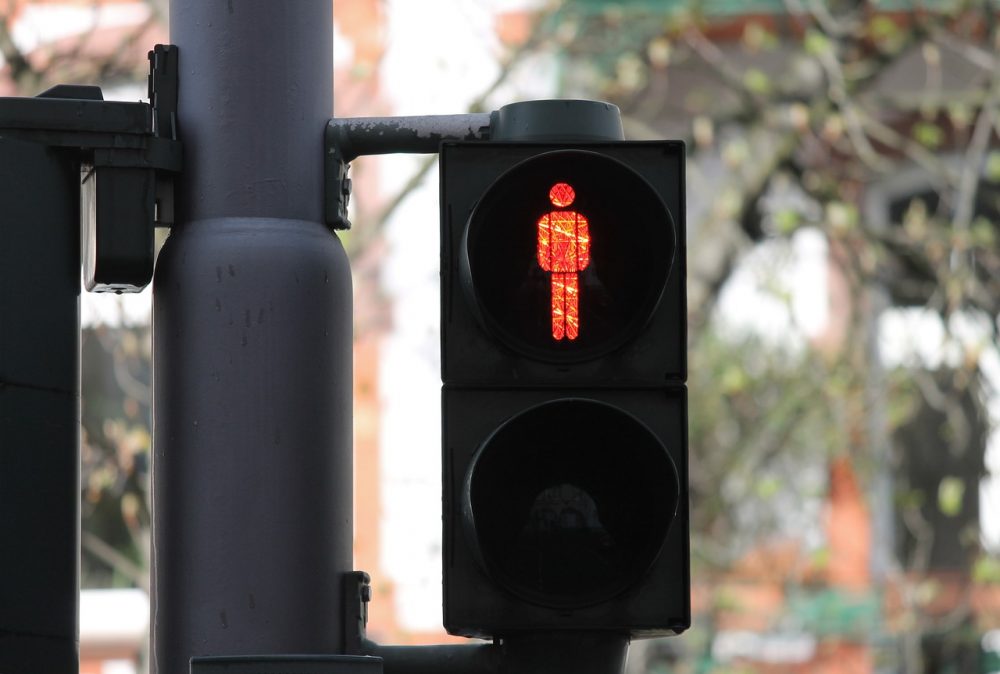 footbridge-3291320_1280 Es bleibt klassisch: Die Mehrheit der Ausschussmitglieder stimmte gegen Neandertaler-Ampelmännchen. Foto: Symbolisch (pixabay)
